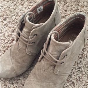 TOMS taupe suede wedge 5.5